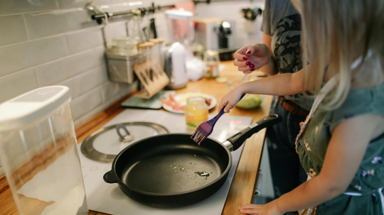 Deux jeunes femmes cuisinent