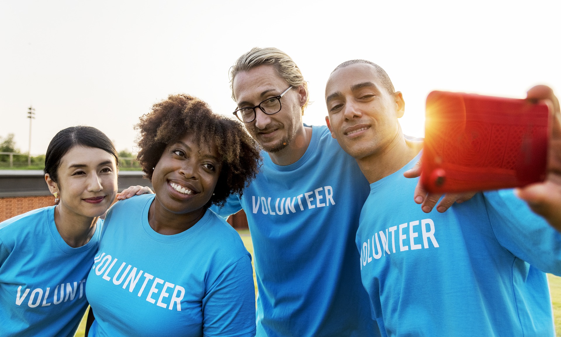 Crowd of people wearing volunteer shirts.