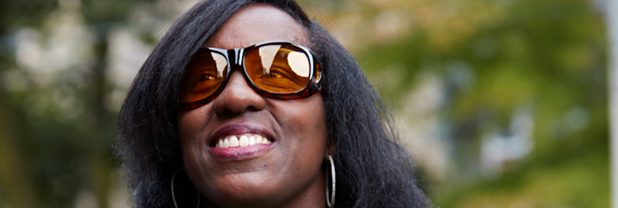 Une femme à lunettes, souriante