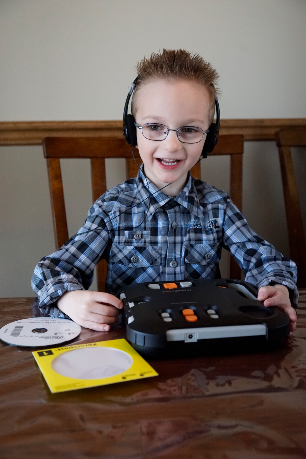 Jeune garçon écoutant un livre audio