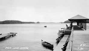 Une photo en noir et blanc du quai sur le Lake Joseph en 1934.
