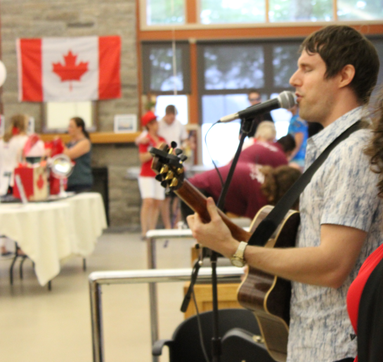 Lucas Haneman, lauréat iFactor 2010 lors de la célébration du 150e anniversaire du Canada.