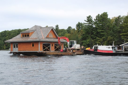 Le hangar à bateaux installé sur le lac au Centre Lake Joseph d’INCA.