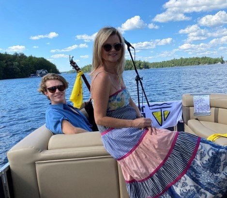 Les artistes Beverley Mahood et Mac Shepherd profitant d'une pause "entre les quais" sur un ponton sur le lac Joseph