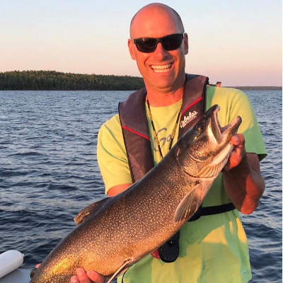 Barry Quick tient un poisson géant qu'il a pêché.