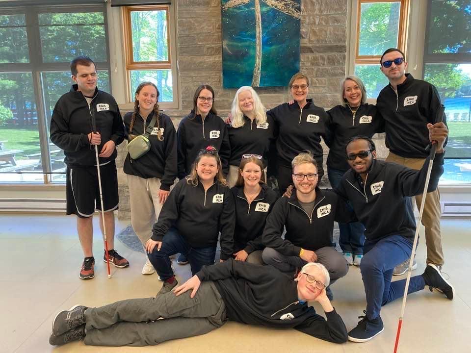 Quelques membres du Conseil national des jeunes d’INCA au Centre Lake Joe d’INCA. Le groupe pose pour une photo dans le hall, debout devant une fenêtre. De gauche à droite : Taylor, Alicia, Oceanne, Rilind, Caleb, Caelin, Abby, Eitel, Will et Emilee.