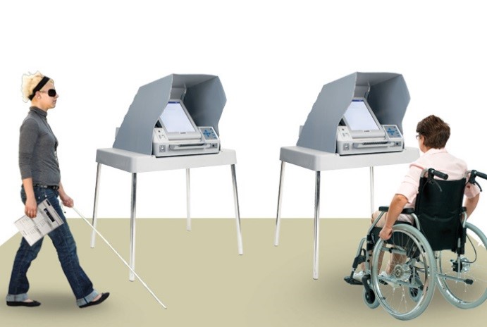 Photo d'une femme avec une canne qui passe devant un dispositif d'assistance au vote, à côté d'une femme en fauteuil roulant utilisant un deuxième dispositif d'assistance au vote