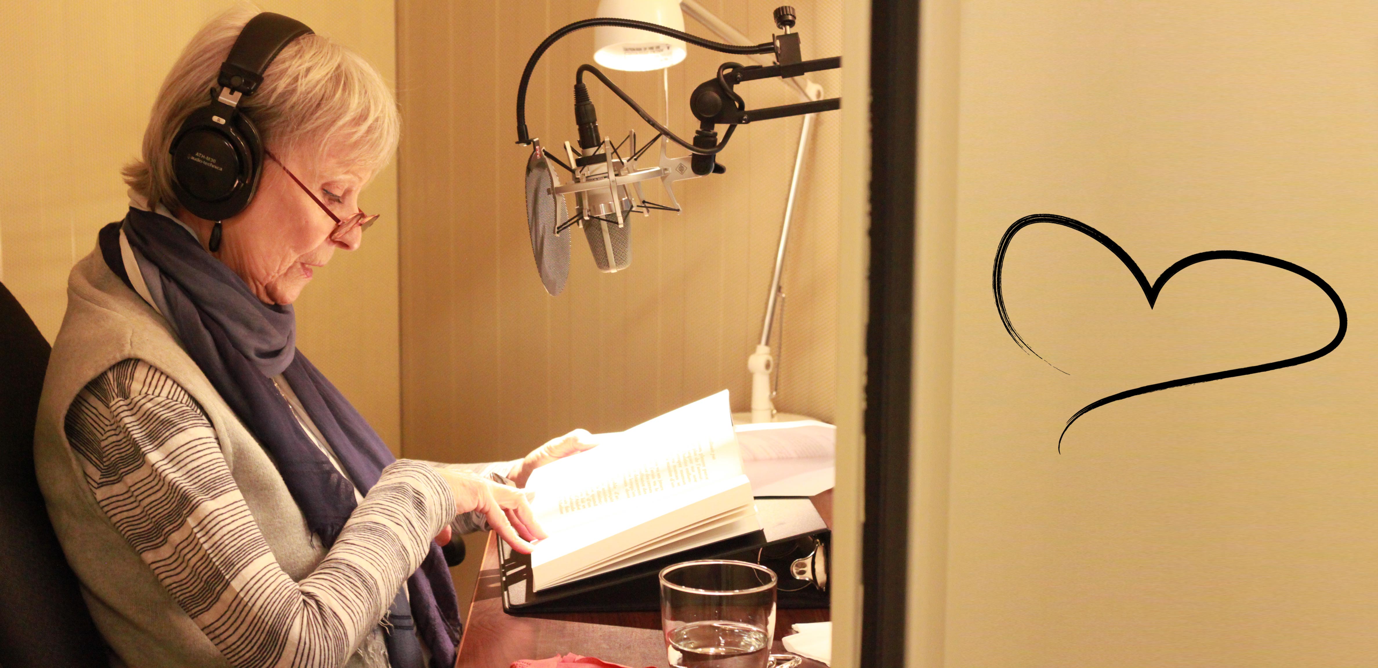 Céline Garneau lit un livre dans une cabine d’enregistrement d’INCA. 
