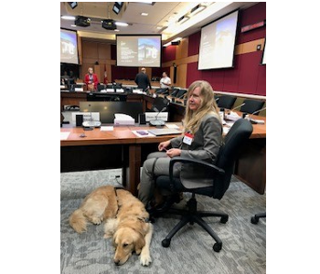 Diane Bergeron, vice-présidente, Mobilisation et Affaires internationales, de la Fondation INCA et son chien-guide, Lucy, comparaît devant le Comité permanent du Sénat sur les affaires sociales, la science et la technologie pour présenter les recommandations d’INCA sur le projet de loi C-81.