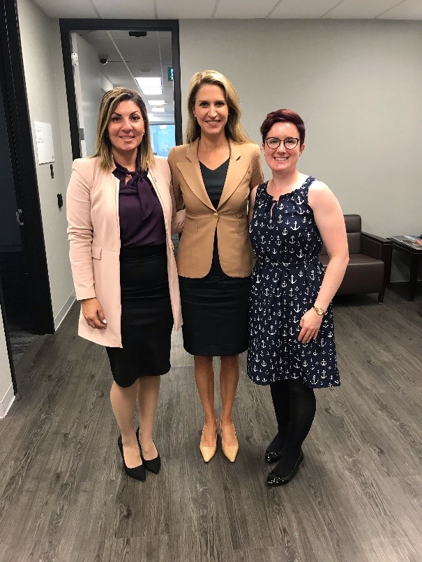 Le personnel de la Fondation INCA Angela Bonfanti, vice-présidente (Ontario et Québec) et Kat Clarke, directrice, Défense des droits et intérêts et Affaires gouvernementales (Ontario et Québec) avec la ministre des Transports de l’Ontario, Caroline Mulroney.