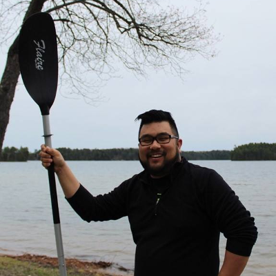 Eugene Chong tient une pagaie de canoë.