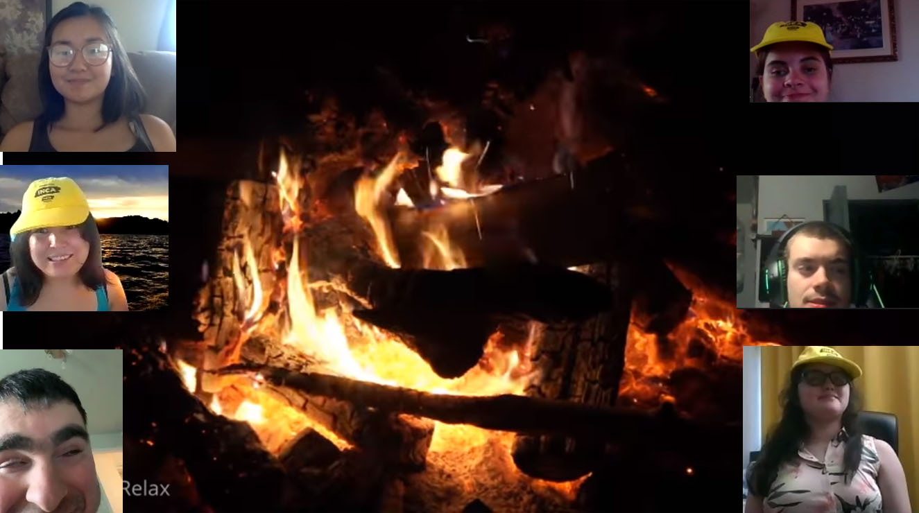 Sur un fond d'écran de feu de camp, le portrait de quelques uns des jeunes participant au feu de camp virtuel à gauche et à droite du feu. 