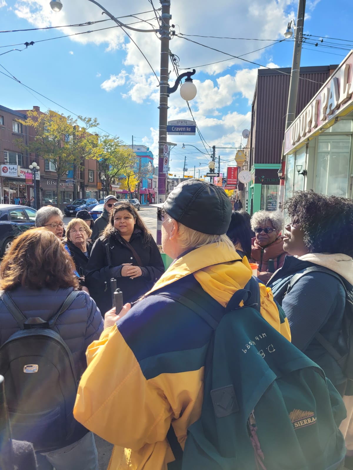 Un groupe de participants d’INCA devant le restaurant Udupi Palace de Toronto