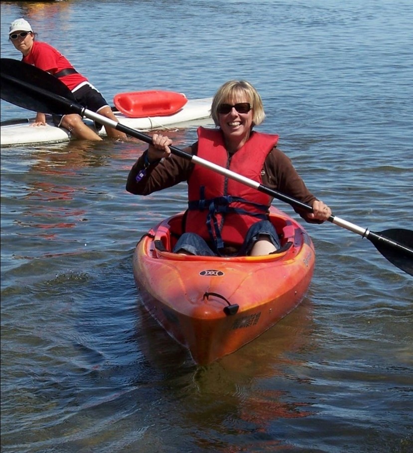 Joanne assise dans un kayak au Camp Lake d'INCA.