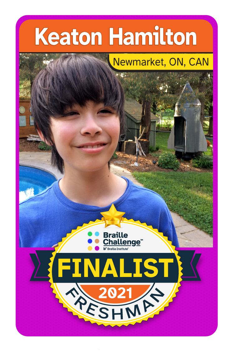 Une carte à jouer « Braille Challenge ». Une photo de Keaton avec sa catégorie et sa ville natale. Texte : Keaton Hamilton.  Newmarket, Ontario. Finaliste du Braille Challenge 2021. En première année. 