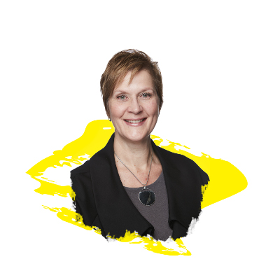 Portrait professionnel de Monique Pilkington. Une image jaune représentant un coup de pinceau souligne la photographie.