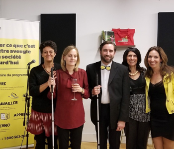 Nima Machouf, candidate du NPD aux élections fédérales pose avec les organisateurs de la campagne Quartier accessible : Catheryne Houde, David Demers, Valérie Duchatel, et Sarah Rouleau.