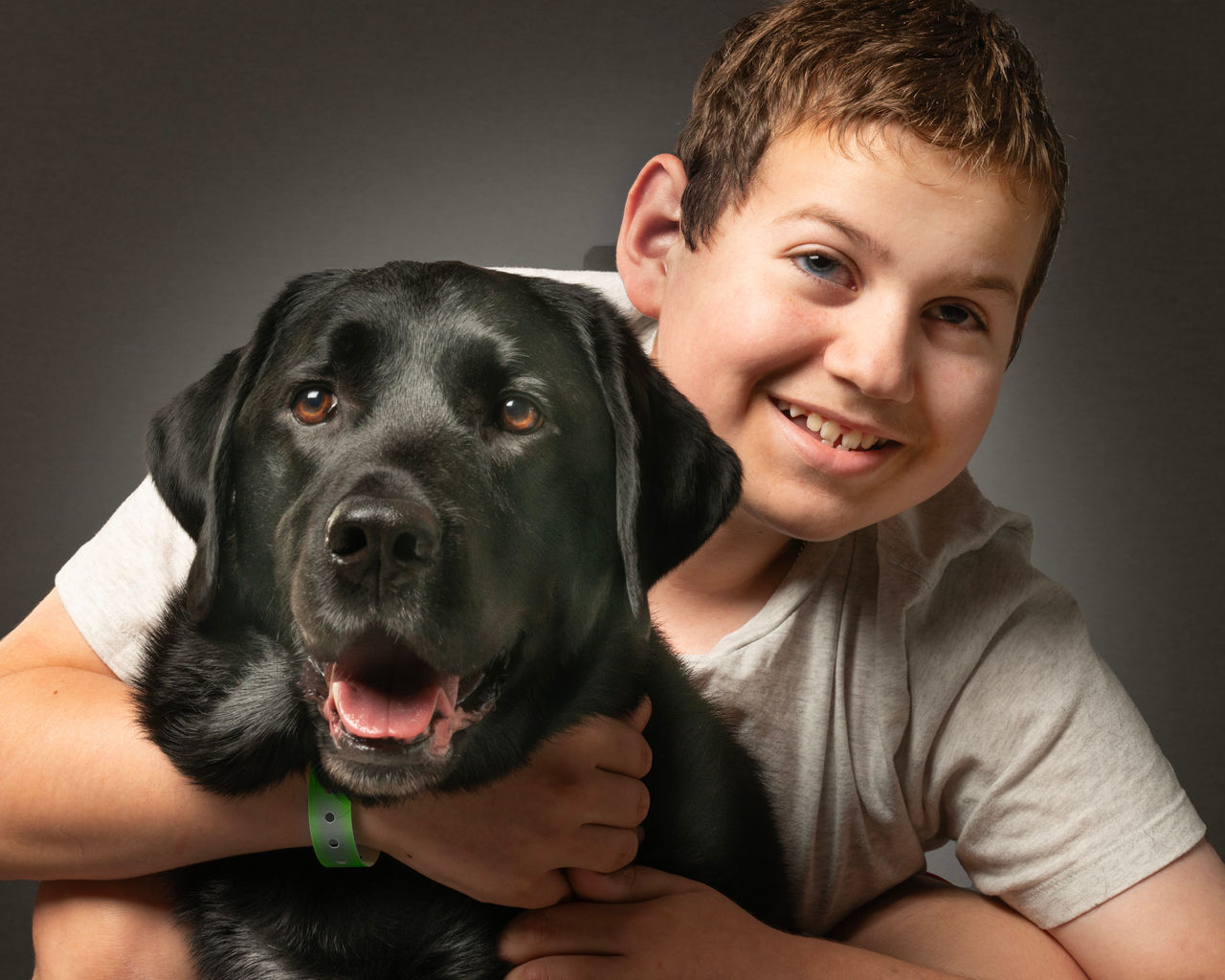 Une image d'Ollie souriant, les bras autour de Hope.