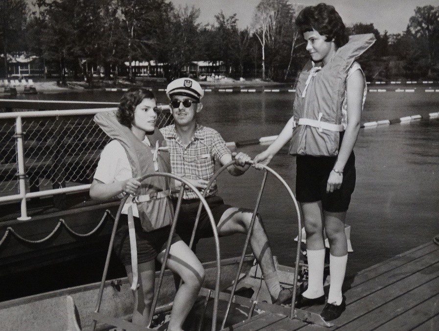 Été 1963. Une invitée aveugle descend du bateau sur le quai de Lake Joe d'INCA, alors connu sous le nom de Centre de vacances et de formation de Lake Joseph d'INCA. 