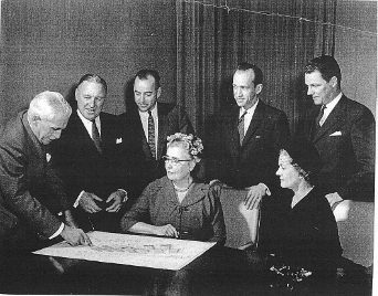 Le comité d'aménagement du camp Lake Joseph se penche sur les plans du centre d'adaptation, de formation et de vacances. L'homme à gauche est Wilfred C. James (grand-père). La femme assise à l'avant, au centre, est Mlle Elsinore C. Burns (grand-tante).