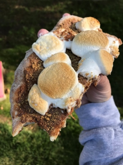 Une pointe de pizza s'mores! De délicieuses guimauves fondantes recouvrant le dessus de la croute.