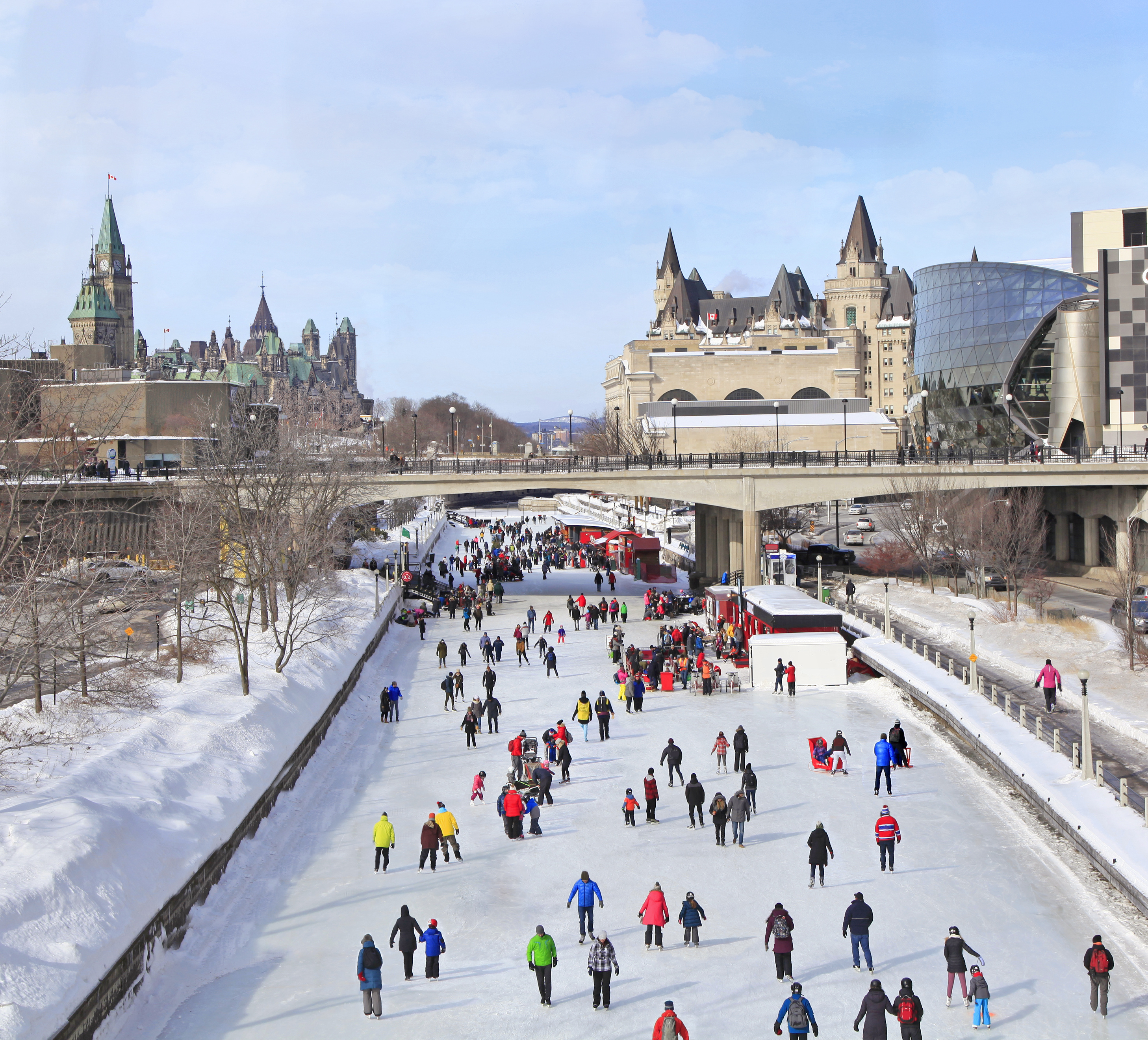 Une foule de personnes patinant sur le canal Rideau.]