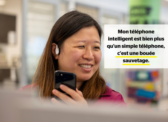 Une femme utilise un smartphone et à côté d'elle, on peut lire le texte suivant : « Mon smartphone est bien plus qu'un simple téléphone, c'est une bouée de sauvetage.