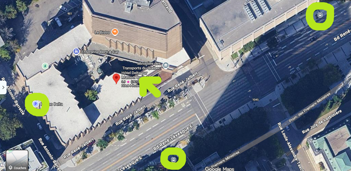 Plan vue de haut avec en vert : les arrêts d'autobus, la rue René-Jalbert entre l'hôtel et le boulevard René-Lévesque pour le débarcadère et le Parking Parkéo qui se prend par la rue Antonio-Barette.