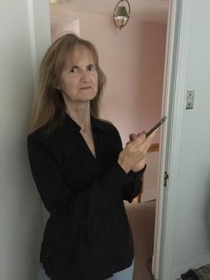 Mme Sylvain tient son téléphone
