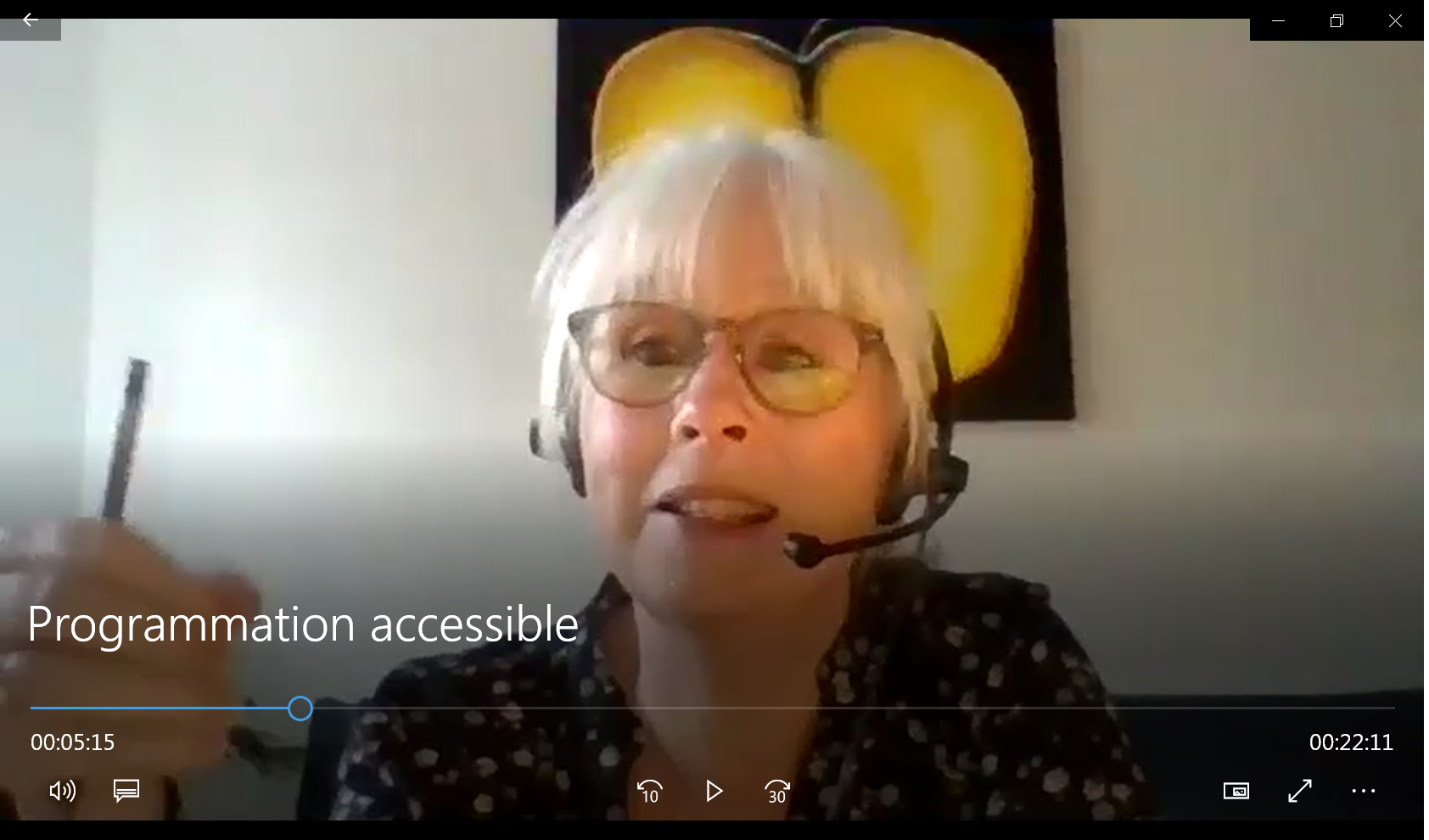 Impression d'écran de Suzanne Pouliot d'AMI-télé lors d'un panel en 2020. Elle parle dans son casque d'écoute.