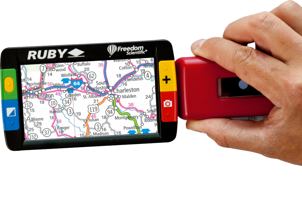 Une main qui tient une loupe numérique Ryby de Freedom Scientific, sur laquelle on voit les détails d'une carte.