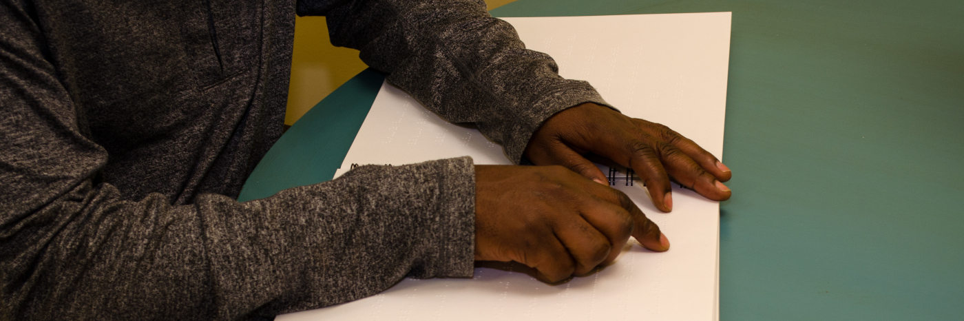  un homme lit le braille