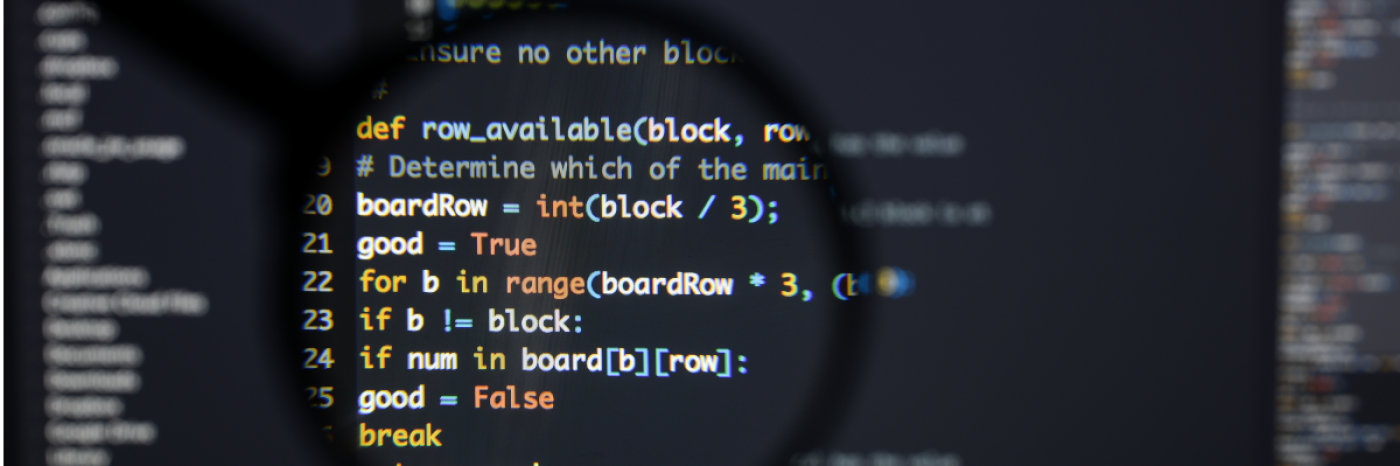 Un écran d'ordinateur affiche un concept/code d'algorithme abstrait. Des lignes de code (texte) sont visibles sous une loupe.