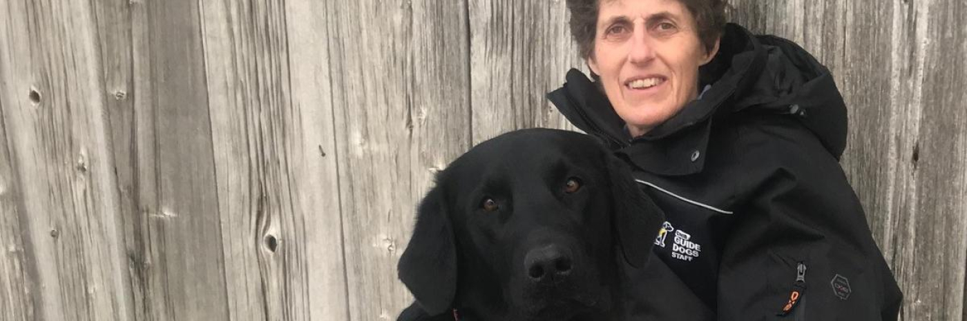 Gros plan du Dr. Bennet et d’un chien noir. 