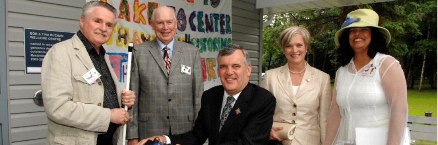 L’honorable David Onley se joint à l’ancien président d’INCA, Jim Sanders, à l’ancien président du conseil d’administration d’INCA, Al Jaimeson, et à d’autres membres du personnel d’INCA pour un événement au camp Lake Joe à Muskoka, en Ontario.