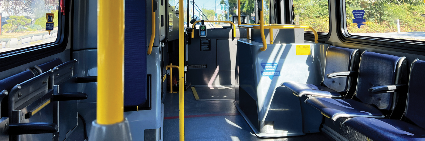 L'intérieur vide d'un autobus urbain. Des rangées et des rangées de sièges vides.