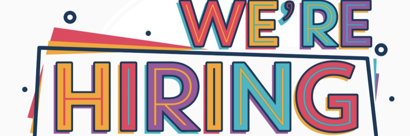 bannière « Nous recrutons : rejoignez notre équipe » en lettres aux couleurs vives.