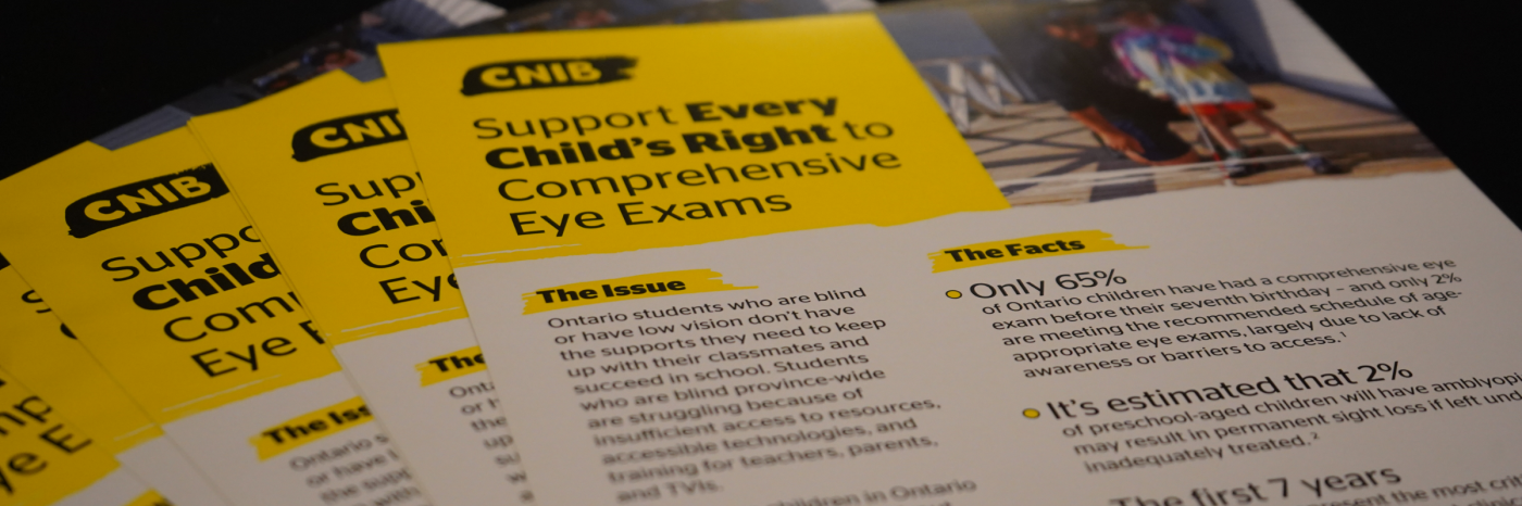 Plusieurs brochures sont disposées en éventail sur une table. Chaque brochure comporte un en-tête jaune avec le logo d'INCA et un texte en noir indiquant « Support Every Child’s Right to Comprehensive Eye Exams ». 