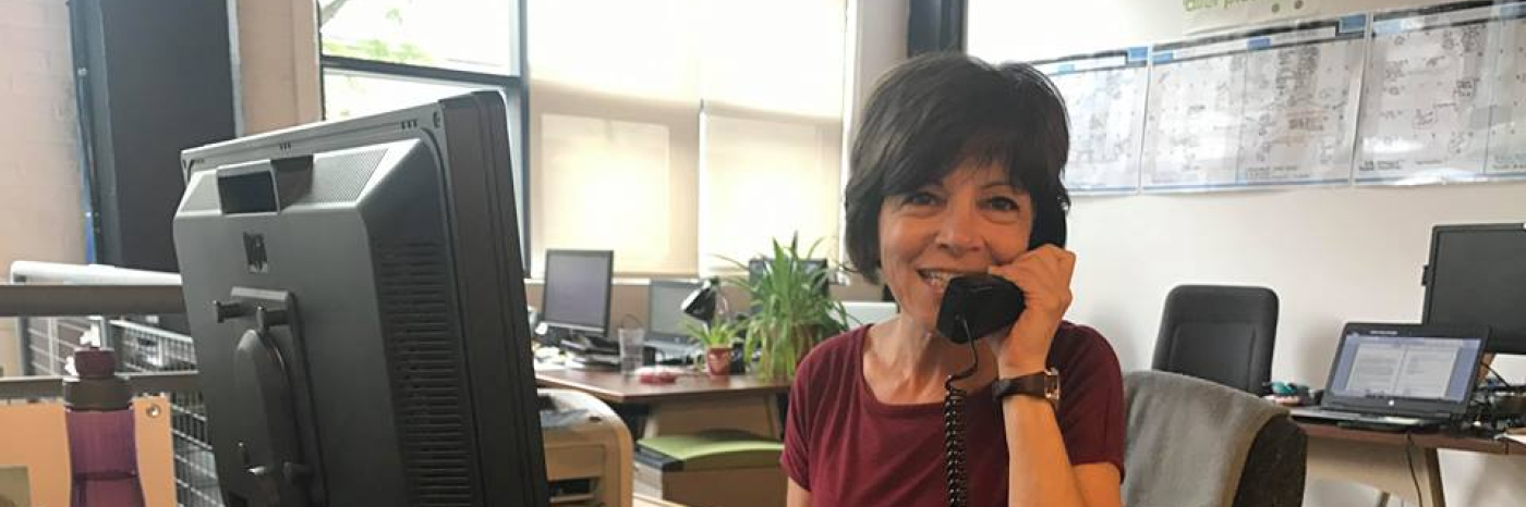 Lisa répond aux questions et donne de l’information au téléphone.