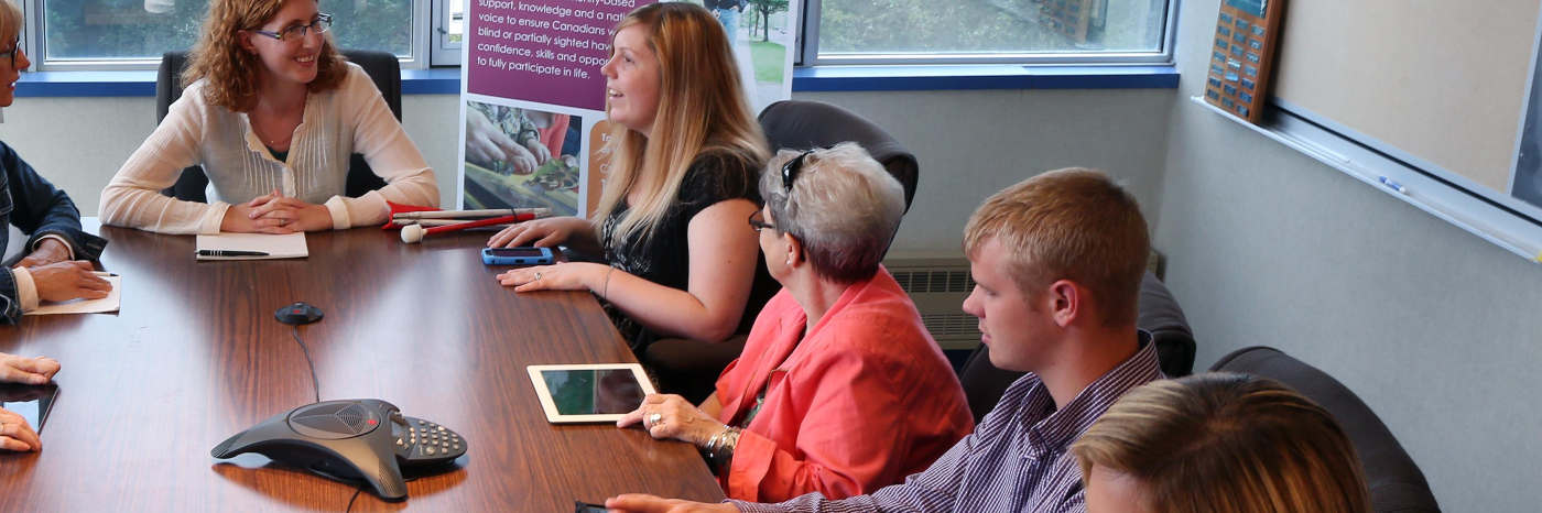 Groupe de soutien avec des jeunes discutant autour d'une table