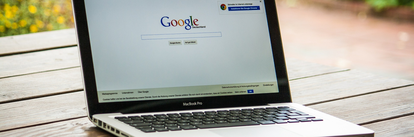 Ordinateur posé sur une table à l'extérieur avec page de recherche Google
