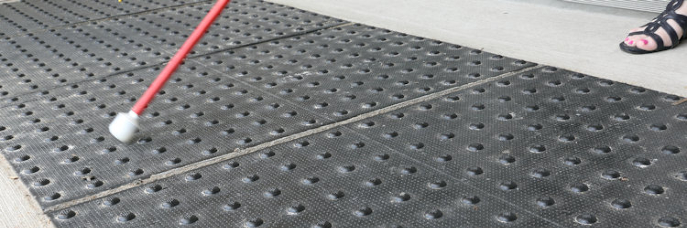 Gros plan sur une surface de marche avec indicateurs tactiles de surface de marche.