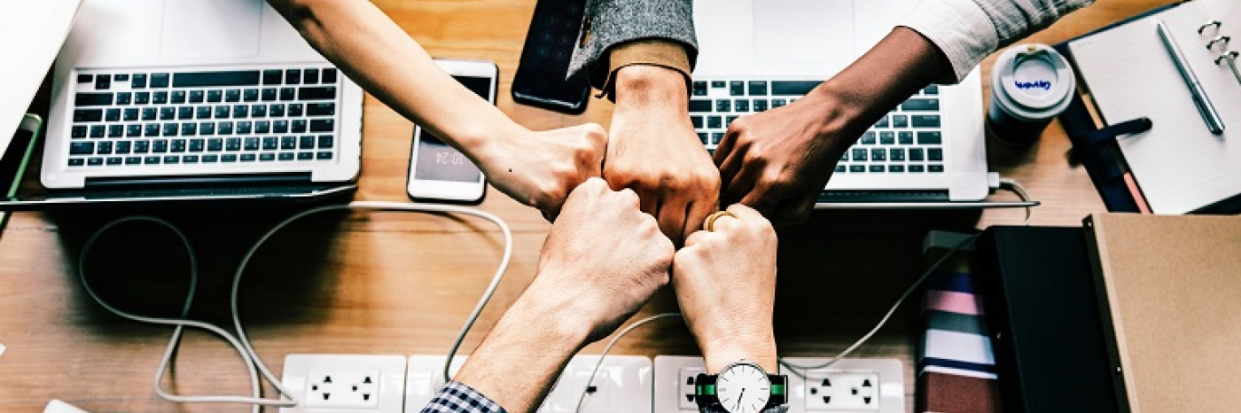 Un cercle de mains montrant la collaboration