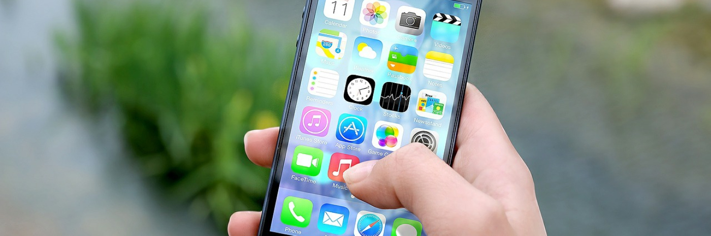 une main tenant un iPhone