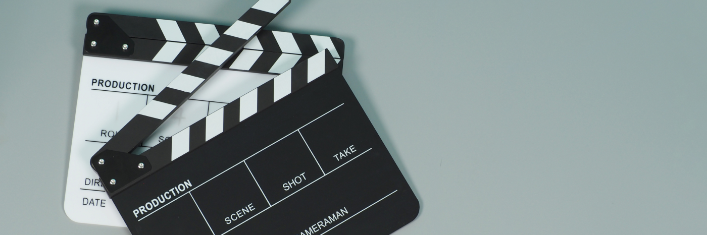 Une claquette de film en noir et blanc.