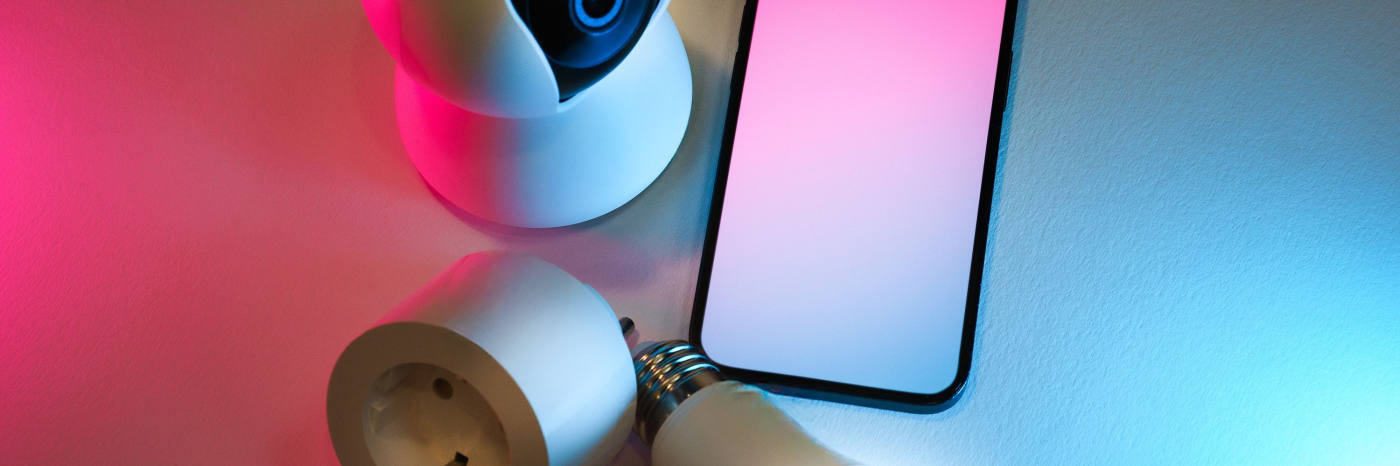 Un téléphone intelligent, une prise intelligente, une lampe connectée et une caméra connectée. 
