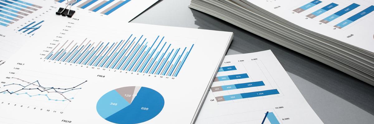 Piles de documents de recherche sur une table