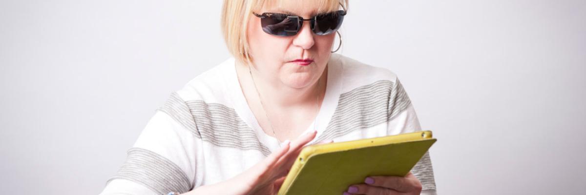 Femme utilisant un ipad