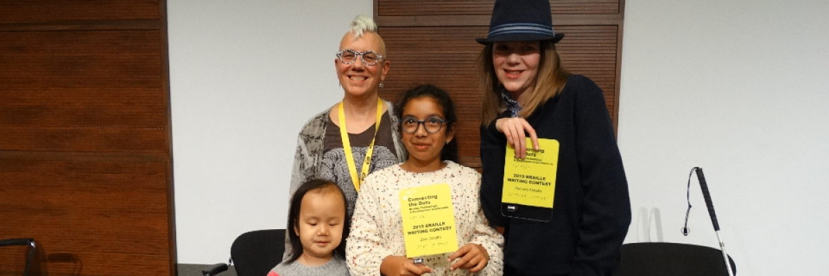 Les lauréats du Concours de création littéraire en braille de 2019 Kelsey, Zara et Zachary posant pour une photo avec Karen Brophey et tenant leurs prix!