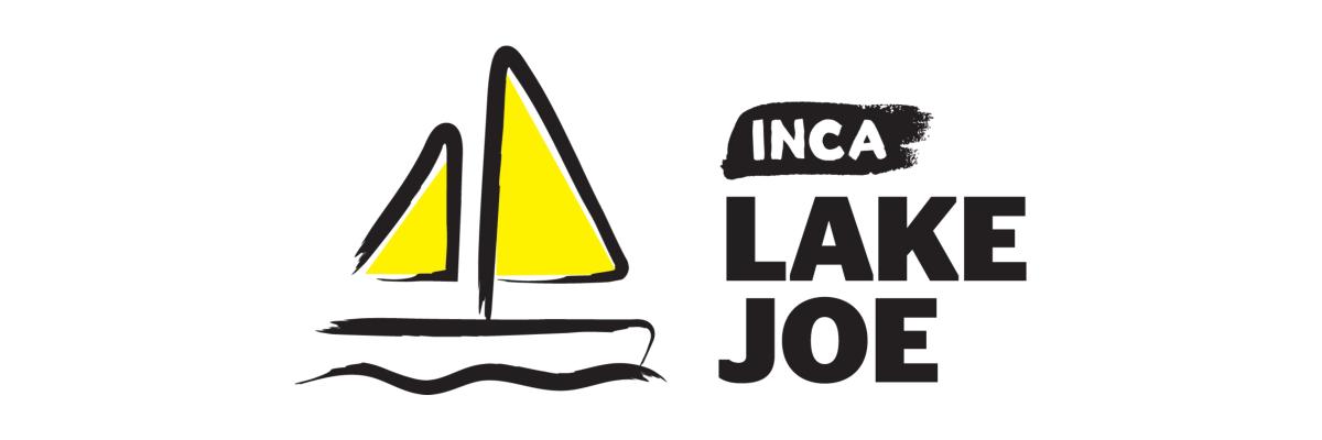 Logo INCA du lac Joe. Une illustration / contour d'un bateau à voile. "INCA Lake Joe" texte simulé coups de pinceau noir.